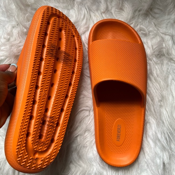 Forever 21 | Textured Almond-Toe Slides - Picture 9 of 12